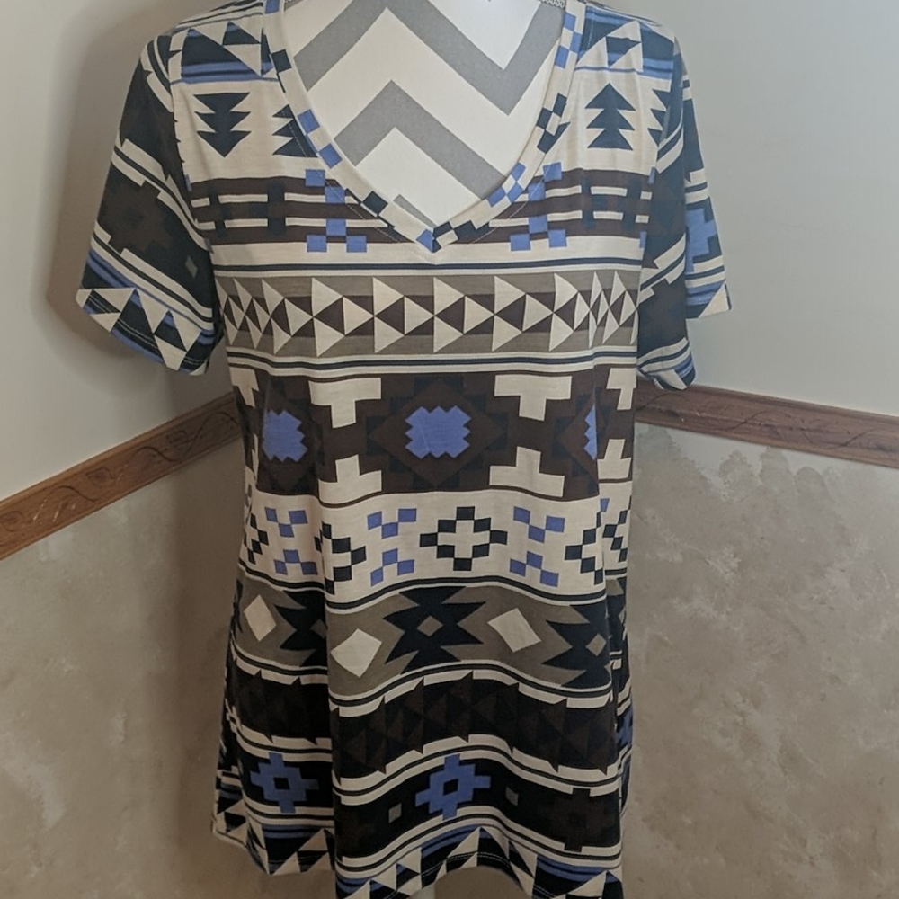 Lularoe Christy tee. Size large